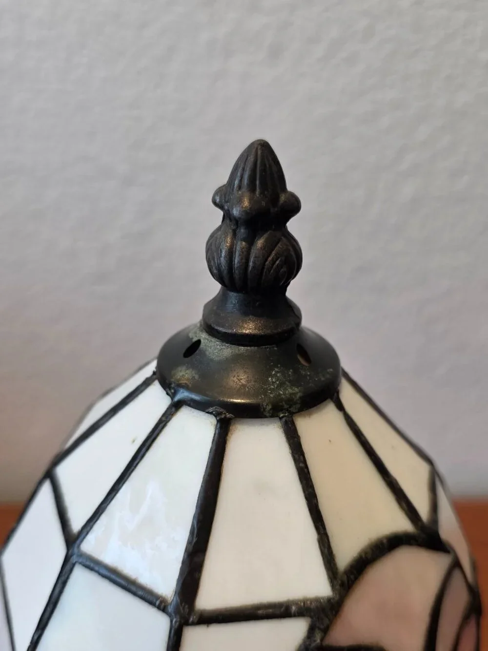 Vintage Tiffany-Style Accent Lamp w/ Stained Glass Floral Shade & Bronze Base